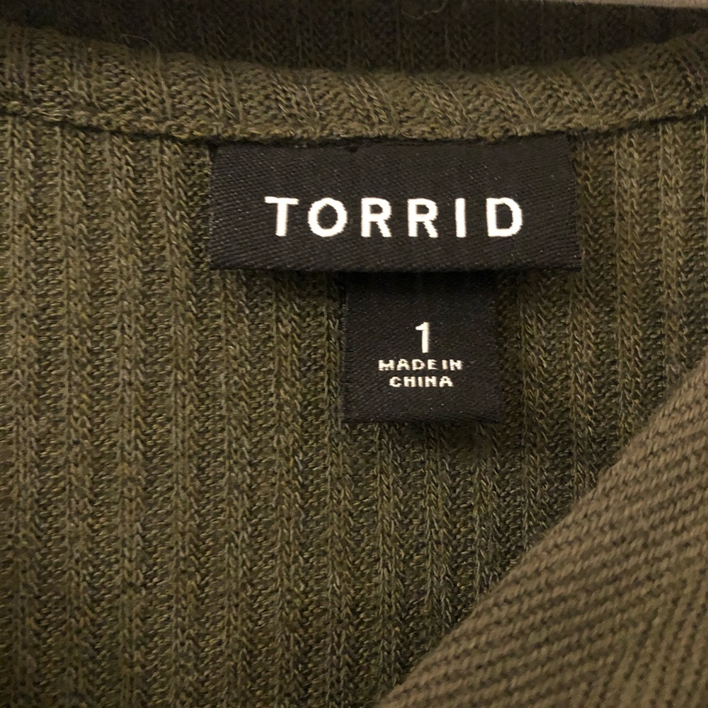 Long-sleeve Green Knit top with sleeve details
